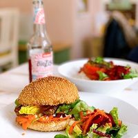 Burger mit Beilagensalat at Wildwuchs in Neuruppin