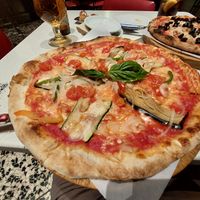 Pizza murciana with vegan cheese and w/o parmesan at Lopez and Lopez in Madrid