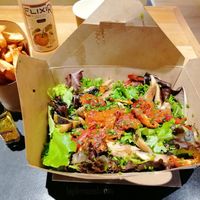 Salade vegan élaborée sur la base des ingrédients du burger au portobello at Big Fernand in Cannes