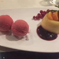 Dessert: frambozensorbet & panna cotta met agar agar. at Het Stadhuis in Oostburg