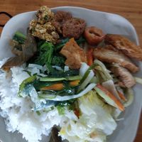 Assiette de riz et garniture pour 30 000duongs at BoDe Chay in Phu Quoc