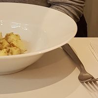 Rechts op de foto mini bbq met veganistische spies, burger en linzenworst. Op voorgrond aardappel salade. at InStock in The Hague