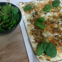 flammkuchen vegan avec tofu fumé noix et pousses d'épinards  at Les Afflames in Strasbourg