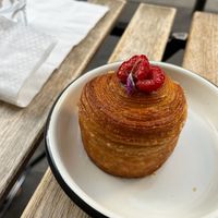 Kruffin mit Himbeerfüllung  at Aujourd'hui Demain Cafe in Paris