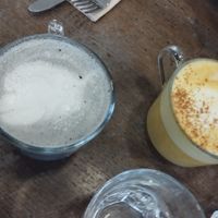 Black sésame latte ând golden latte at Aujourd'hui Demain Cafe in Paris