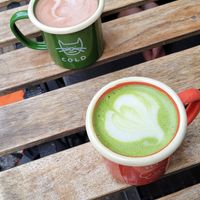 Matcha latte et chocolat chaud at Aujourd'hui Demain Cafe in Paris