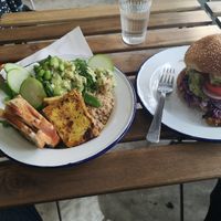 Jackfruit burger and green bowl at Aujourd'hui Demain Cafe in Paris