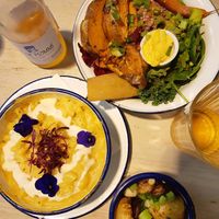 Le repas ( season bowl, mac n cheese et patates bravas) at Aujourd'hui Demain Cafe in Paris
