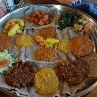 De vegan special en vegan mix op een schaal voor 2 personen😋💚 at Gezana Eritrean Restaurant in Eindhoven
