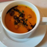 2.Gang: cremige Kürbissuppe vom Hokkaidokürbis und Karotte, Kürbiskernöl und gerösteten Kichererbsen at Alex Kitchen in Heide