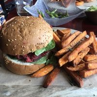 Muy bueno, me pedí la hamburguesa de remolacha con boñatos.  at Wild Food in Granada