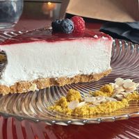 Cheescake. Decepcionante: sabía a “sabor a queso”, no a queso; la textura nada cremosa. Fue un chasco de postre, la verdad. Conclusión: la pinta a veces engaña. Mejor otra c at Wild Food in Granada