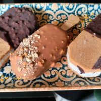 Maxibon y "mágnum" de caramelo vegano at Wild Food in Granada