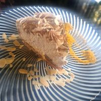 Tarta Banoffee. Rica pero podría haberse equilibrado más con menos nata y más dulce de leche (para nuestro gusto). at Wild Food in Granada