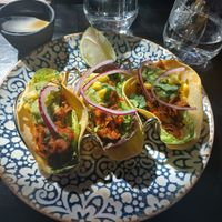 De mis favoritos los tacos! at Wild Food in Granada