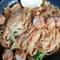 Pad Thai con crujiente de tofu... Delicioso at Wild Food in Granada