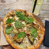 Truffle base pizza at Wild Food in Granada