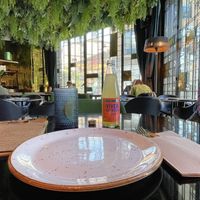  El interior, luminoso y acogedor. at Wild Food in Granada