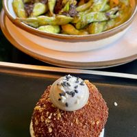  Edamame crujiente con paté de aceitunas y primera croqueta que me puedo comer en un restaurante después de muchos años. at Wild Food in Granada