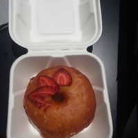 Erdbeer-Donut to go, der war fantastisch at Wild Food in Granada