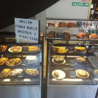 eine riesige Auswahl an veganen Köstlichkeiten at Wild Food in Granada