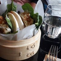 Pan Bao con berenjena, rucula, pepino y salsa de yogurt. ¡Riquísimo! at Wild Food in Granada