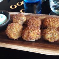 Croquetas con verduras de temporada y alioli con espirulina. ¡Muy muy buenas! at Wild Food in Granada