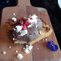 Mouse de chocolate en pan de higos. Muy rica. También probamos la tarta de almendra y manzana, la cual estaba de muerte. at Wild Food in Granada