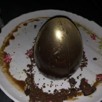 Se rompe el “huevo” y le echan crema de chocolate blanco por encima. Tiene en su interior bizcocho y helado. Se agradece un postre currado.  at Wild Food in Granada