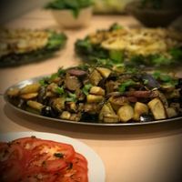 Mix of oven-cooked veggies (potatoe, eggplant, parsnip) and Mediterranean tomatoes. at Groenten Zonder Grenzen - GZG in Rotterdam