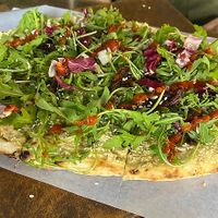 Naan Pizza mit Artischockenpaste  at W Der Imbiss - Nollendorfplatz in Berlin