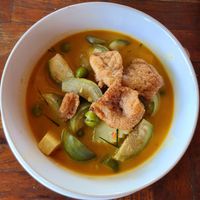 Kaeng Panang Panang Phak (savory curry with tofu, coconut milk, eggplant and vegetables) at NumNgern in Khao Sok