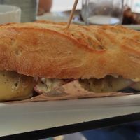 Bokata Zebra (berenjena, cebolla pochada, tomate deshidratado y queso). Muy bueno y llena mucho. 🤤 at Eskina in Irun