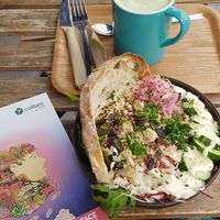 Green bowl et matcha latté ☀️ at TICH Healthy Living in Brussels