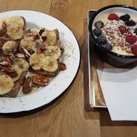 Banana toast and smoothie bowl at TICH Healthy Living in Brussels