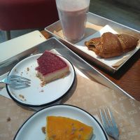 Tartes croissants smoothie vegan at TICH Healthy Living in Brussels