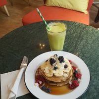 Vegan pancakes and fresh detox juice at TICH Healthy Living in Brussels
