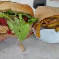 Burger + frites (vegan) at Grand Ours in Poitiers