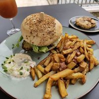 Burger with roasted seitan and extra falafel, fries and homemade vegan mayo at Grand Ours in Poitiers