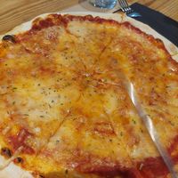 Pizza Duende without everything but cheese for youngest vegan 🤣 at Pizza Basta Restaurante in Cambrils