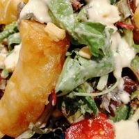 Ensalada con rollitos de pera. at Pizza Basta Restaurante in Cambrils