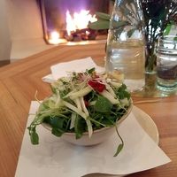 Tagessalat mit Feuer im Hintergrund at Hammam Basar in Zurich