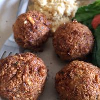 Falafel, humus y ensalada. at Veggie Happy in Queretaro