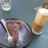 Zwischendurch einen feinen Latte mit Hafermilch und Kuchen vegan  at Max-Moriz in Aarau