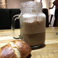 Laugengipfeli mit heisser Schoggi at Max-Moriz in Aarau