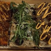 Van links naar rechts: redefine pulled pork, champignon truffel & parmezaan, redefine lamskebab at Sugo Pizza Al Taglio - Westblaak in Rotterdam