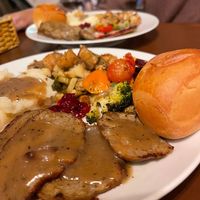 Vegan Christmas dinner with house-made vegan  roast! Didn’t even have to think about what to have for xmas dinner, and it was such a cozy comforting meal!  #Veganuary at Slices in Osaka