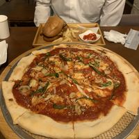 Vegan veggie pizza at Slices in Osaka