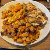 Macarrão ao sugo, batata doce e tofu 👌🏻😍 at Suribachi in Porto