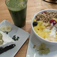 Tarta de chocolate, bol de yogur con granola y frutas at Cocome in Sevilla